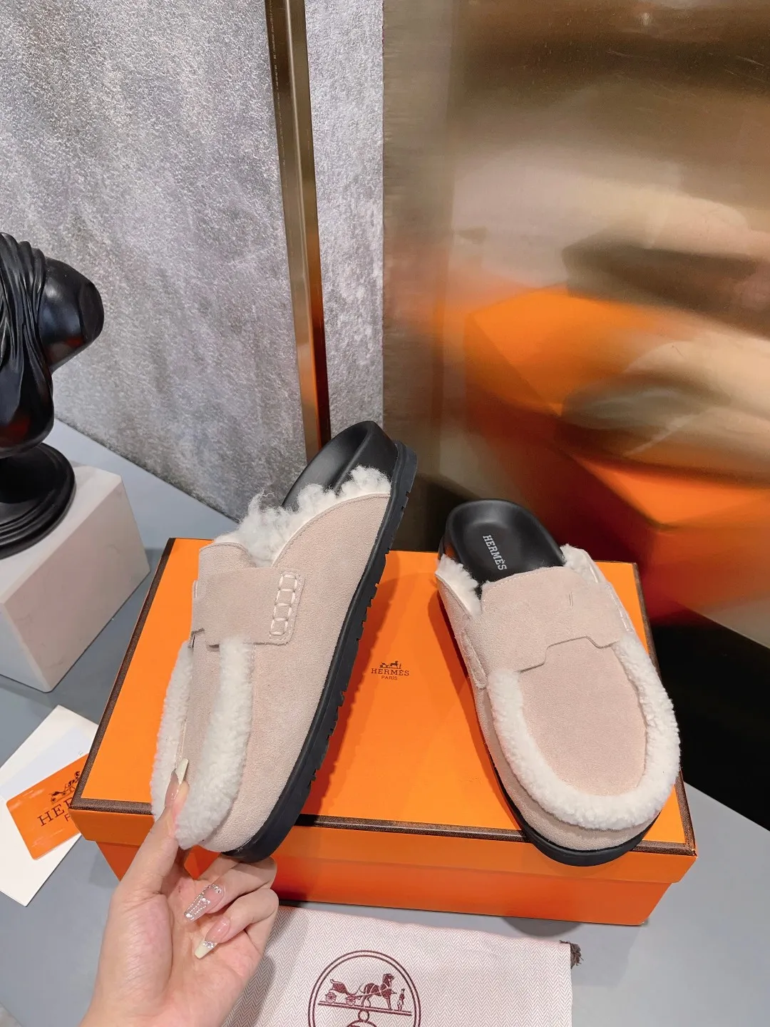 [H Family Hermès] P: 520💰 Size: Male 39-44 (45 customized) Female 35-40 (41 customized) HERMES Hermès top luxury version HERMES Hermès cute half-drag.  Jindian’s family language design! It looks good no matter how you match it! Casual and high-end feeling. The comfort is also great. Paired with various colorful socks, it gives a trendy and high-end feeling. The top version of real wool is high quality. ●Upper: imported cow suede. ●Inner: imported sheepskin. ●Foot pads: imported mixed sheepskin.